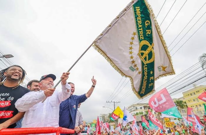 Presidente Lula segura bandeira da Imperatriz - Metrópoles