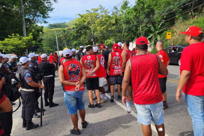 Torcedores vão ao CT do Flamengo protestar contra má fase do clube