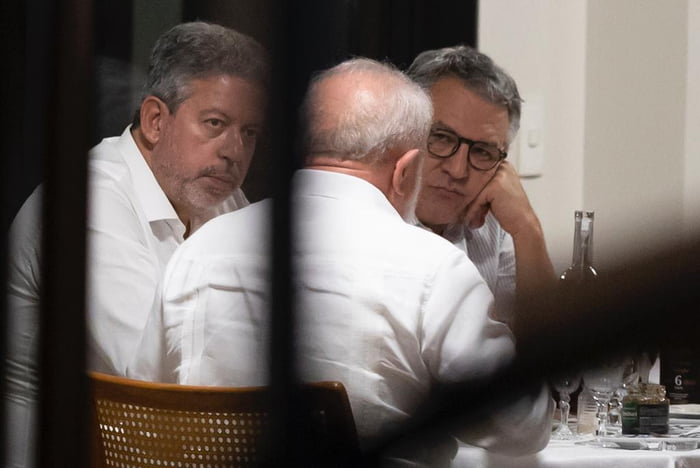 Imagem mostra Lula conversando com Arthur Lira e Alexandre Padilha
