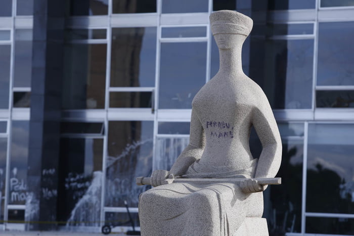 A icônica estátua "A Justiça", que fica em frente ao prédio do STF, foi pichada com a frase "perdeu mané"
