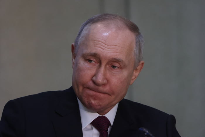Imagem colorida de Putin fazendo careta - Metrópoles