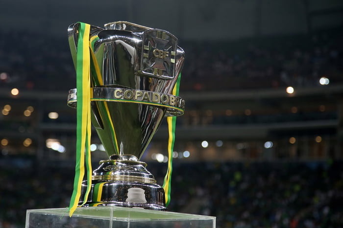 Imagem mostra a taça da Copa do Brasil - Metrópoles