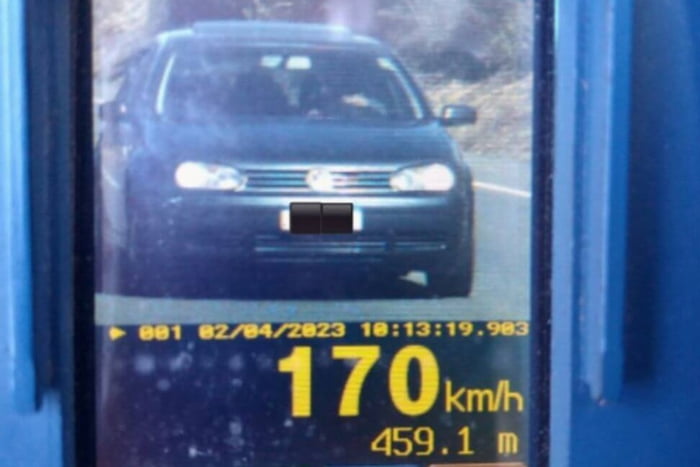 Imagem colorida mostra carro com velocidade de 170 km/h em Santa Catarina - Metrópoles
