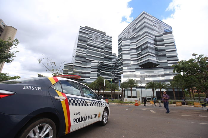 Foto colorida da sede da PF (Polícia Federal) em Brasília foi cercada e tem policiamento reforçado para o depoimento do ex-presidente Jair Bolsonaro (PL) 5