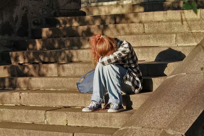 Foto colorida de uma adolescente preocupada - Metrópoles