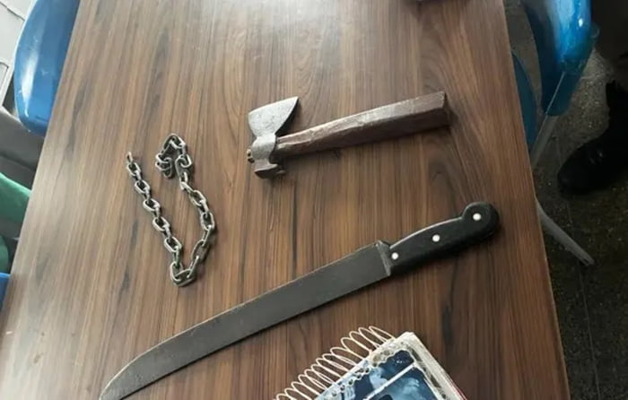 Uma corrente (a esquerda), uma machadinha (centro superior) e um facão (centro inferior) foram encontrados na mochila de um adolescente na Bahia - Metrópoles