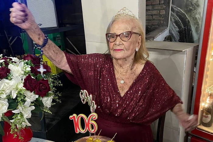 Imagem colorida: idosa celebra 106 anos