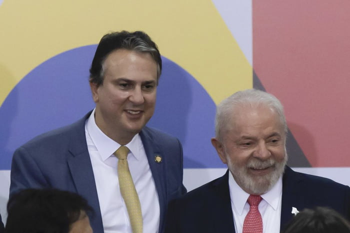 Presidente Lula acompanhando do Ministro da Educação, Camilo Santana, participam da cerimônia de anúncio da recomposição orçamentária para as Universidades e Institutos Federais 4