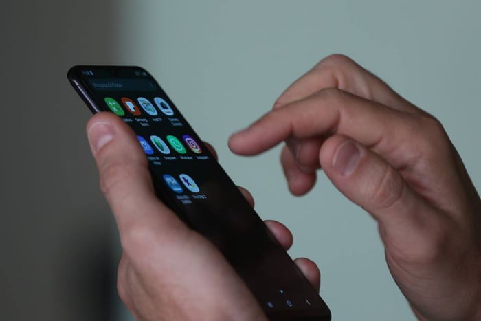Imagem mostra pessoa que utiliza um celular smartphone e zapeia entre os aplicativos - Metrópoles