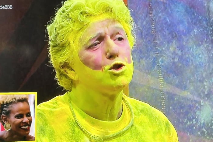 Foto colorida de Boninho coberto de pó amarelo - Metrópoles