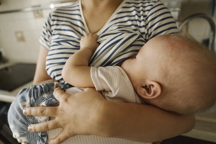 Mãe amamenta bebê em foto em que não se vê o rosto de nenhum dos dois- Metrópoles
