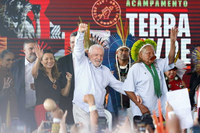 Lula visita acampamento indigenas Brasilia