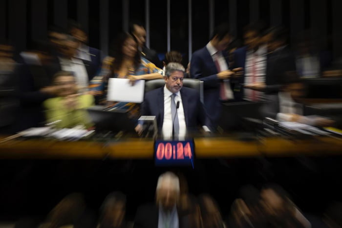 Foto colorida mostra Mesa Diretora da Câmara dos Deputados do Brasil com um painel luminoso e o deputado federal Arthur Lira (PP-AL) - Metrópoles