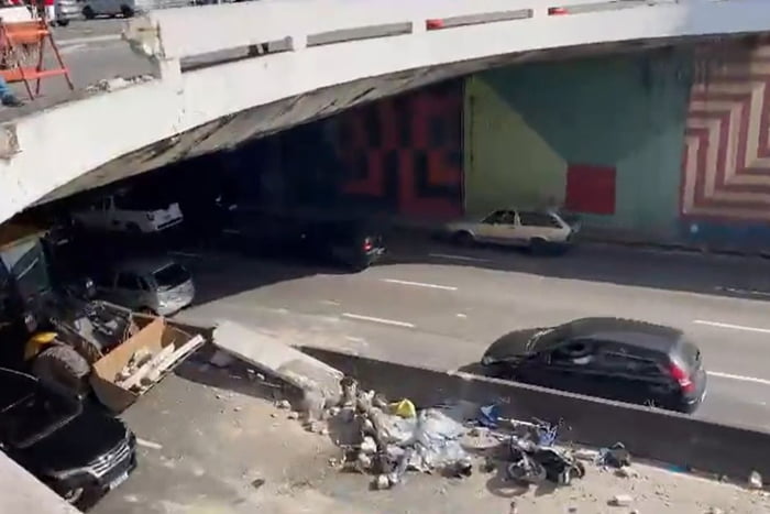 Caminhão bate em viaduto, estrutura cai e mata motociclista em Santo André (SP)