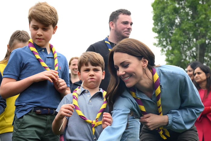 Príncipe George, príncipe Louis e Kate Middleton