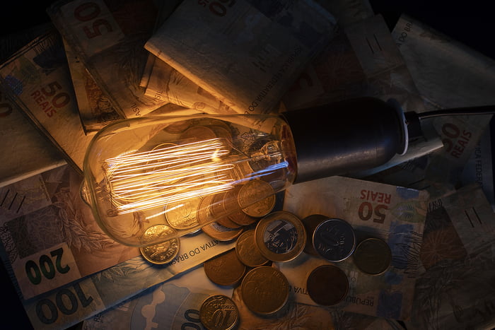 Energia, luz, dinheiro - aumento na conta de luz cashback - Metropoles
