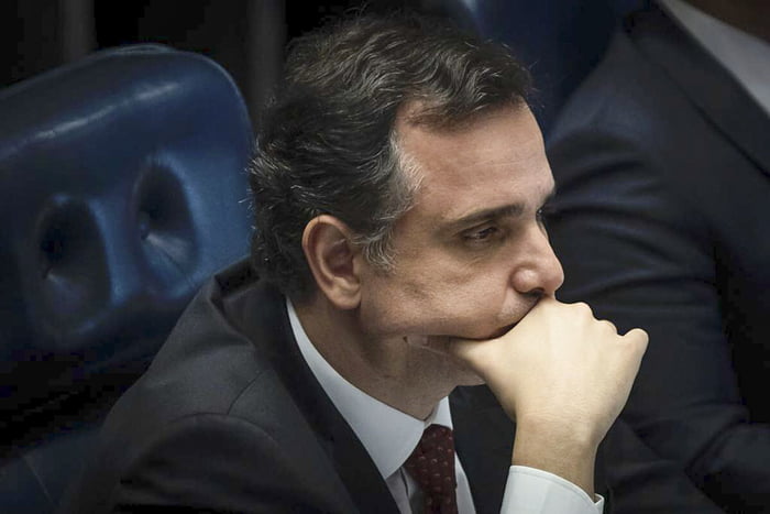 Imagem colorida do Presidente do Congresso Nacional, Rodrigo Pacheco (PSD), na mesa da presidência no plenário do Senado Marco Temporal - Metrópoles