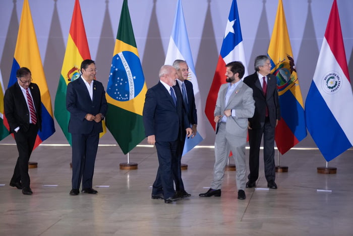 presidentes Gustavo Petro, Lula, Alberto Fernández e presidente do Chile, Gabriel Boric proximo as bandeiras dos países - metrópoles