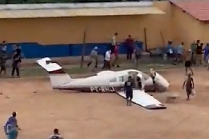 Foto colorida de avião após queda no Piauí - Metrópoles