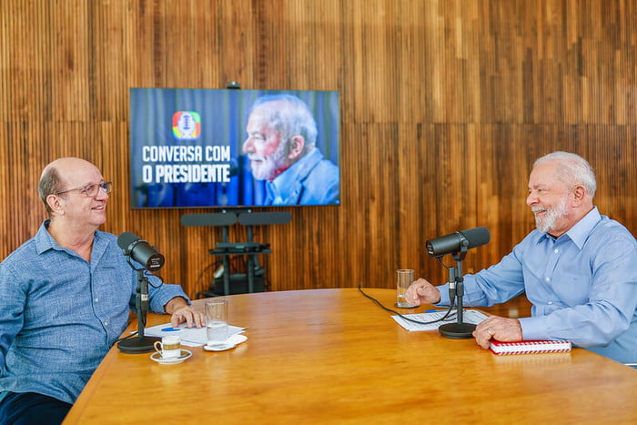 O jornalista Marcos Uchôa entrevista o presidente Lula na primeira live semanal do Palácio do Planalto