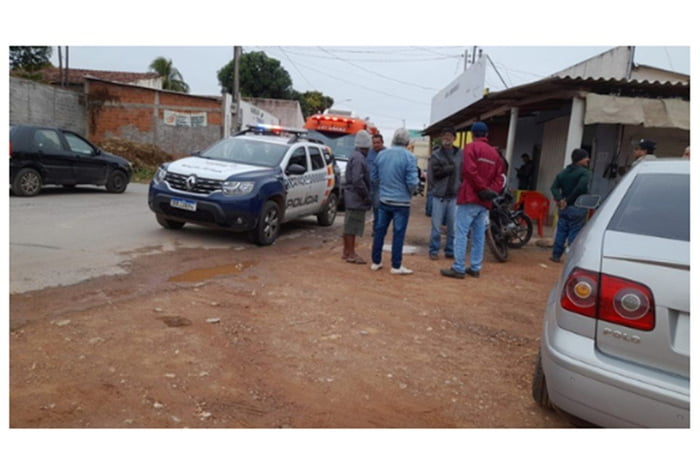 Polícia vai até o local onde homem foi morto a facadas em Cuiabá (MT) - Metrópoles