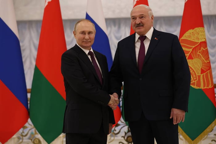 Foto colorida dos presidentes da Rússia, Vladimir Putins, e de Belarus, Aleksandr Lukashenko - Metrópoles