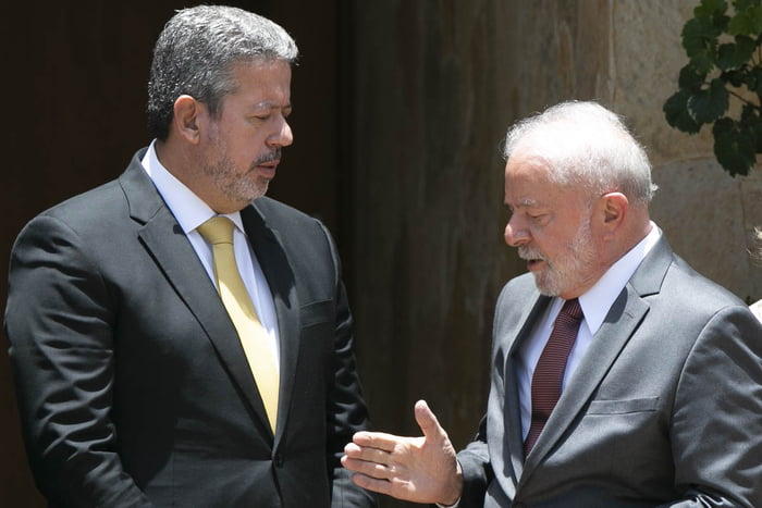 Imagem colorida de Arthur Lira conversando com Lula - Metrópoles