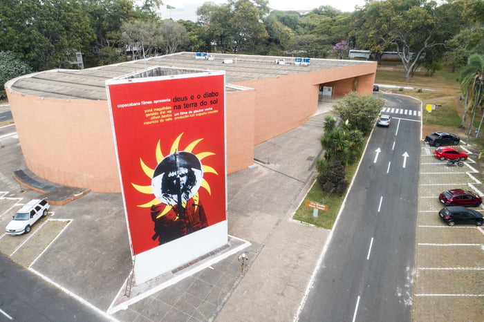 Painel do filme Deus e o Diabo na Terra do Sol, no Cine Brasília