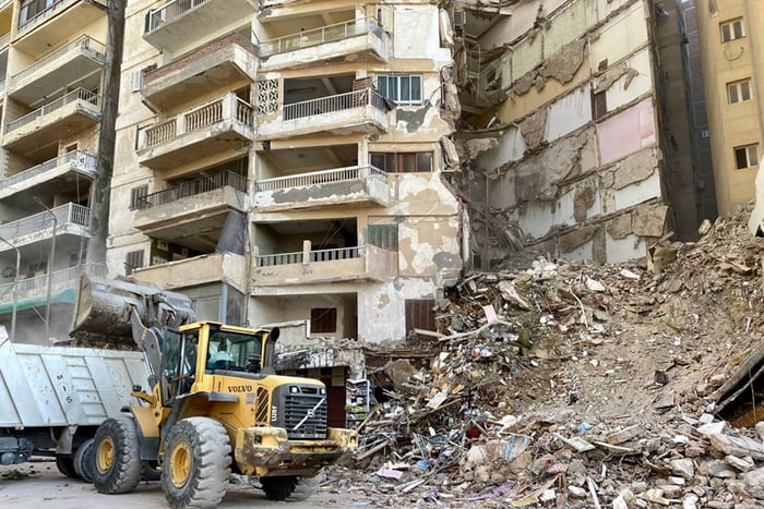 Foto colorida de prédio que desabou no Egito - Metrópoles