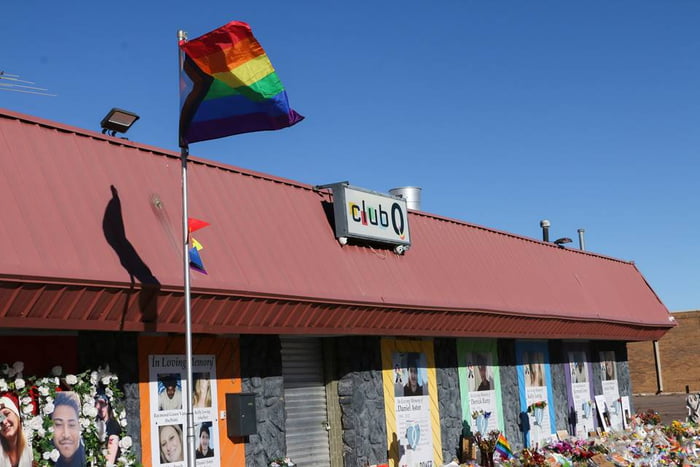 Foto colorida do Club Q, boate gay nos Estados Unidos - Metrópoles