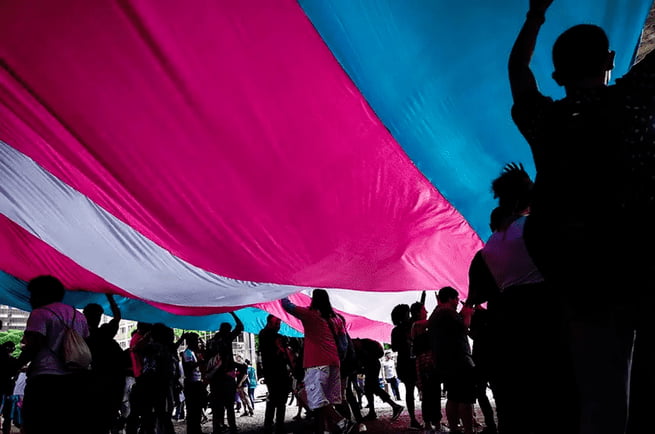Imagem colorida mostra a bandeira trans, que pode ser usada na marcha trans - Metrópoles