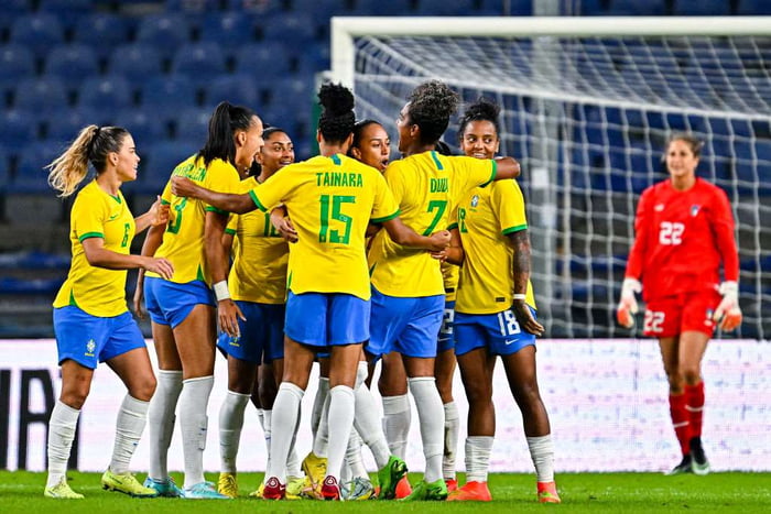 imagem colorida das jogadoras brasileiras durante jogo contra o Chile, em Brasília - Metrópoles