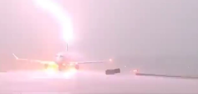 avião atingido por raio