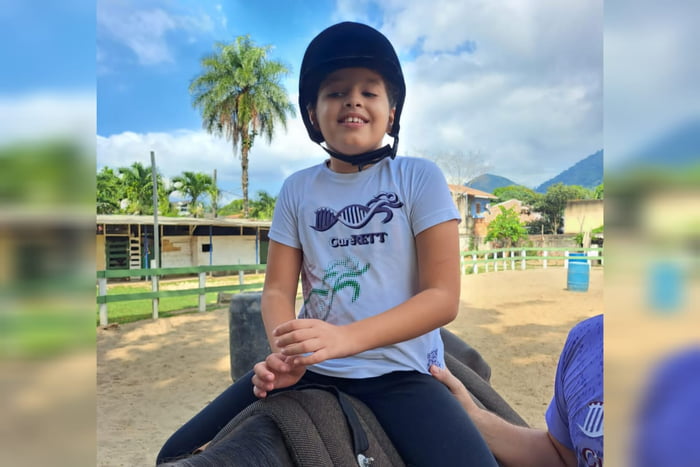 Luisa, uma menina de 9 anos que tem a Síndrome de Rett. Há seis anos ela recebeu o diagnóstico da doença, mas inicialmente seus sintomas foram confundidos com os de autismo.