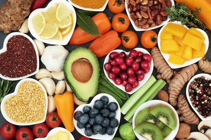 Foto colorida de mesa com várias tigelas com legumes, frutas e verduras - Metrópoles