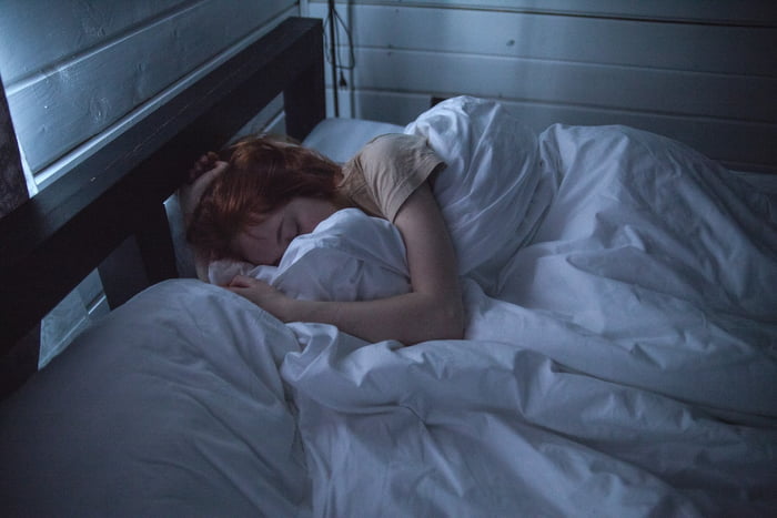 Fotografia mostra mulher dormindo com edredons - Metrópoles - sono dormir