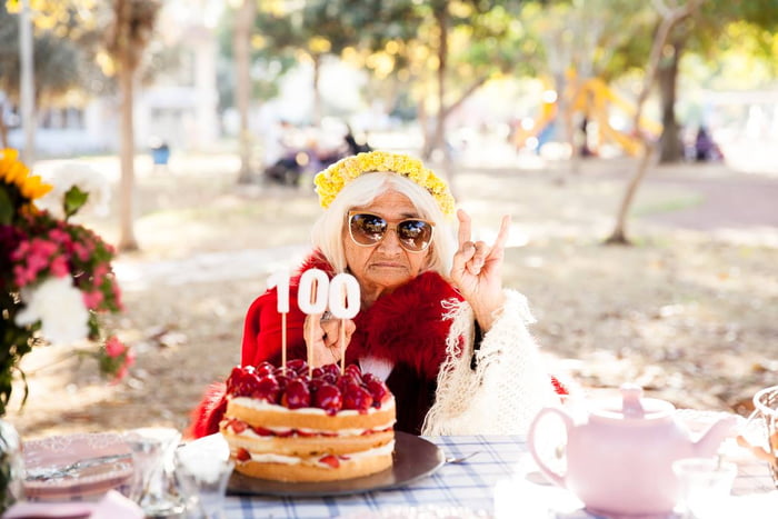Imagem monstra idosa com bolo e velas comemorando 100 anos - Metrópoles