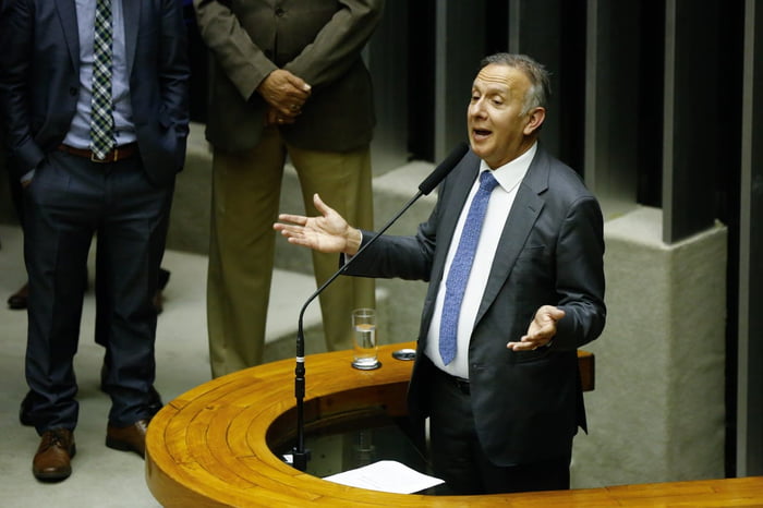 Foto colorida mostra deputado federal Aguinaldo Ribeiro discursando na tribuna da Câmara dos Deputados - Metrópoles