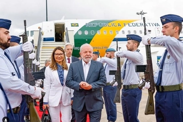 Presidente Lula e primeira-dama Janja desembarcando de avião da FAB - Metrópoles