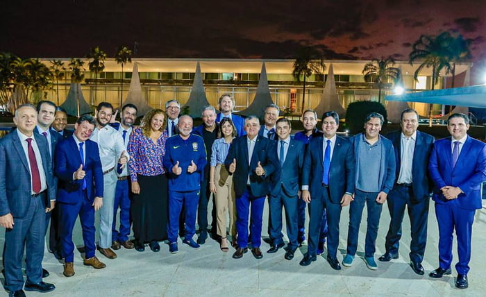 Foto colorida mostra o presidente Lula e vários deputados federais, entre eles componentes do chamado centrão - Metrópoles