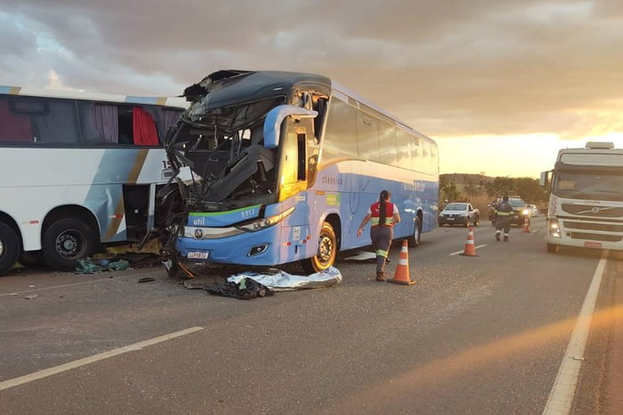 Foto colorida de acidente na BR-060 entre dois ônibus de viagem - Metrópoles