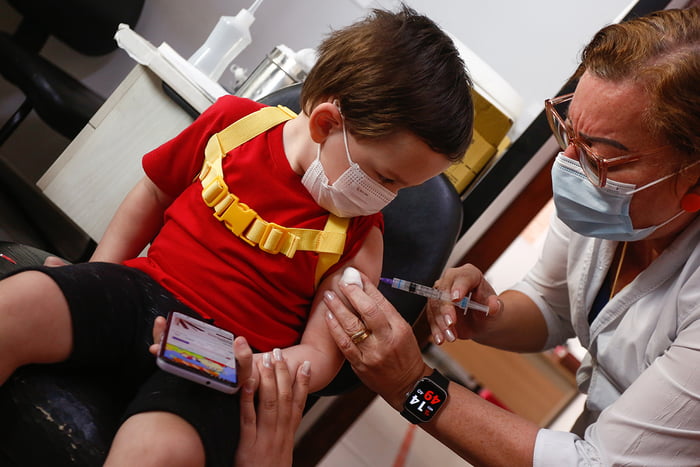 Crainça sendo vacinada contra covid-19 em posto de saúde em Goiania - Metropoles