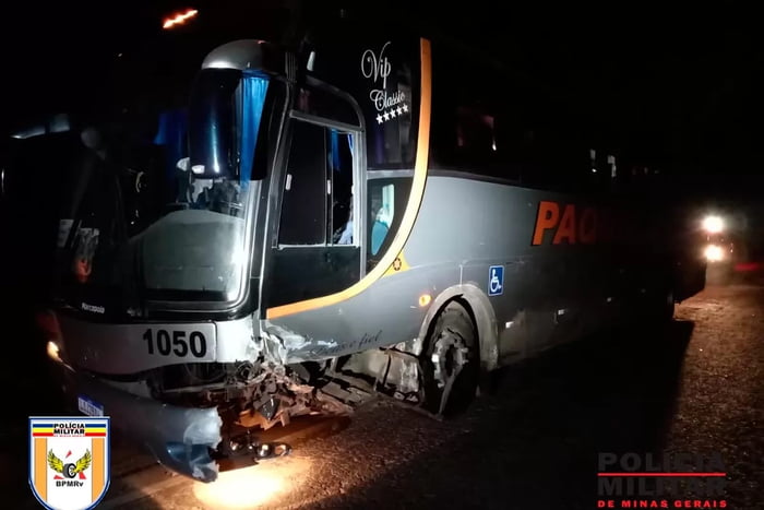 Imagem colorida da lateral do ônibus danificada após acidente - Metrópoles