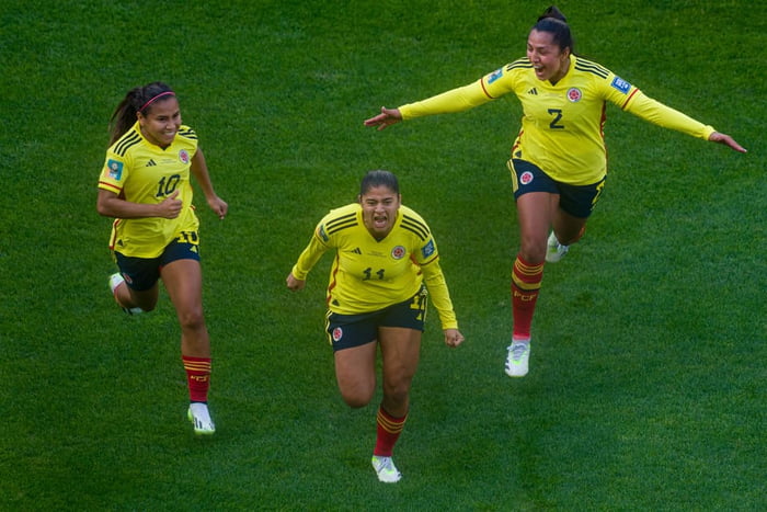 Imagem colorida de jogadoras colombianas comemorando o gol contra a Coreia do Sul - Metrópoles