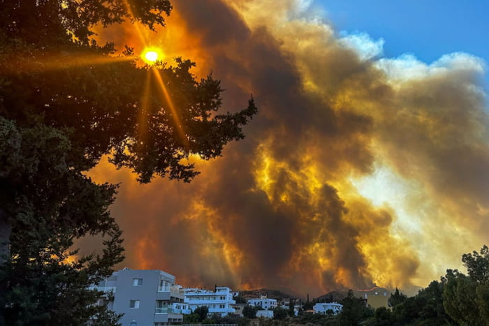 Imagem colorida mostra Grécia sofre com incêndios em julho, o mês mais quente da história - Metrópoles