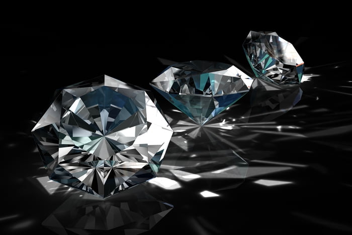 Três diamantes em uma mesa e fundo preto - Metrópoles