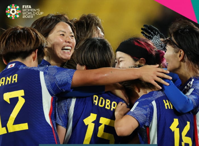 Imagem colorida de jogadoras do Japão comemorando um gol