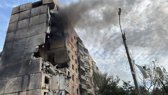 Imagem de prédio residêncial destruído após ataque russo à cidade ucraniana de Kryvyi Rih - Metrópoles