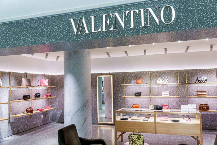 Fachada de loja da Valentino com bolsas e artigos de luxo - Metrópoles