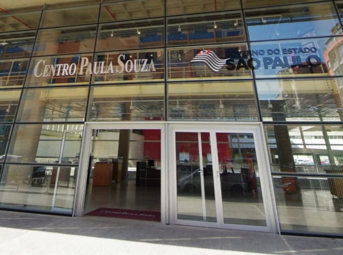 Entrada do Centro Paulo Souza, em São Paulo; uma fachada com paredes de vidro - Metrópoles